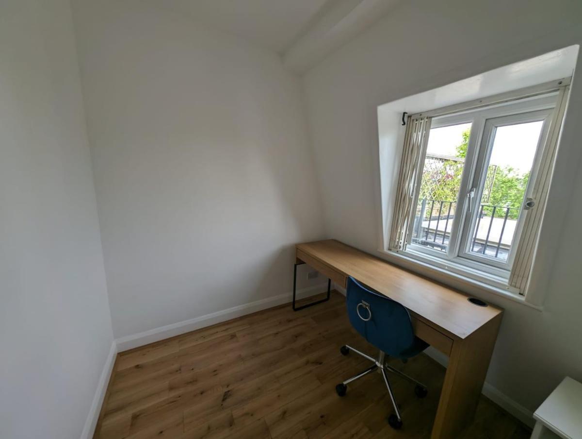 Boutique Contemporary Hyde Park Flat *